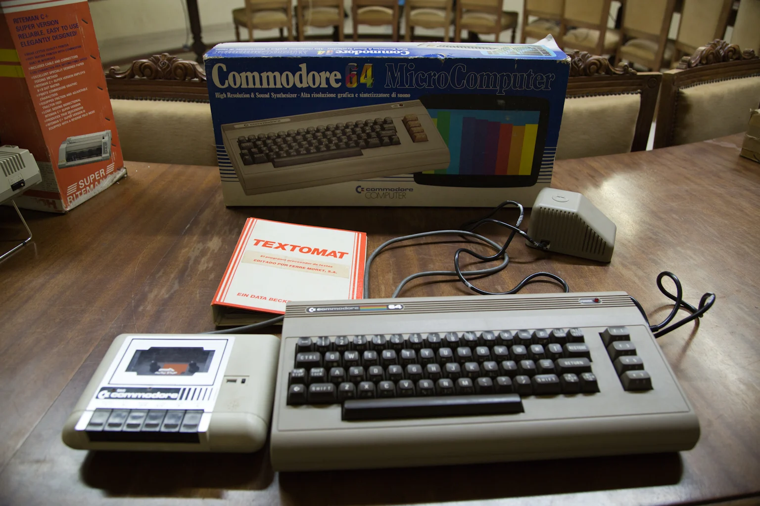 Een Commodore 64 met Datasette ernaast