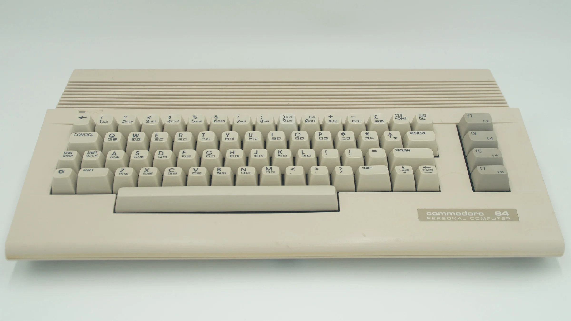 De Commodore 64C, de wedge-vormige opvolger uit 1986, vrijstaand